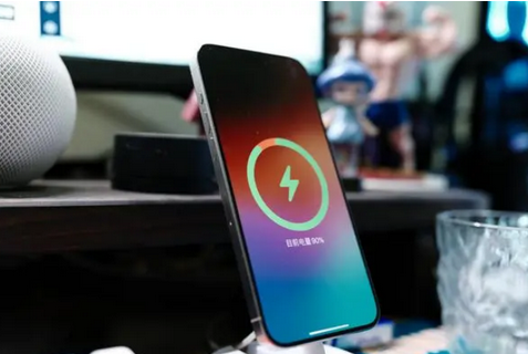 和顺苹果15换屏服务分享用什么充电器给iPhone15充电更好 